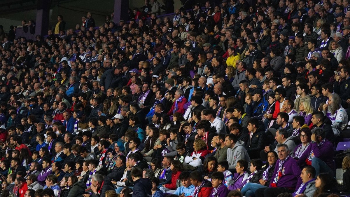 Espectadores en la grada llena del estadio José Zorrilla.
