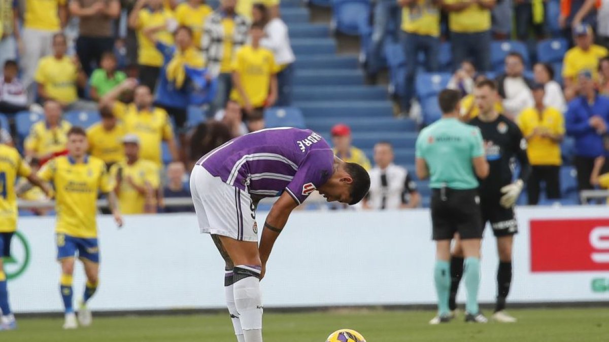 Marcos André, alicaído antes de sacar de centro tras marcar Las Palmas.