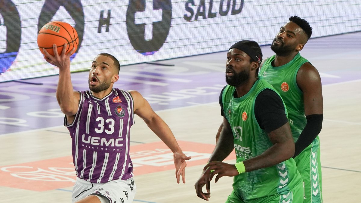 Mike Torres culmina una entrada a canasta ante el Castelló.