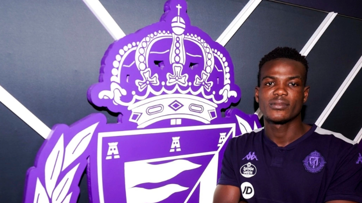 El joven central de 18 años Juma Bah, posa en Zorrilla  a su llegada al Real Valladolid.