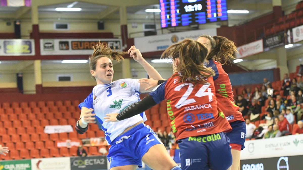 Marcela se faja en la línea de seis metros ante Porriño.