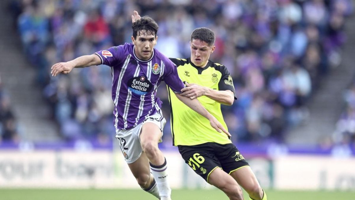 Mario Martín, con el balón frente al Betis