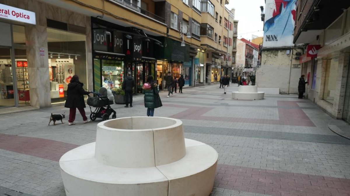 Nuevo mobiliario urbano en la calle Mantería.