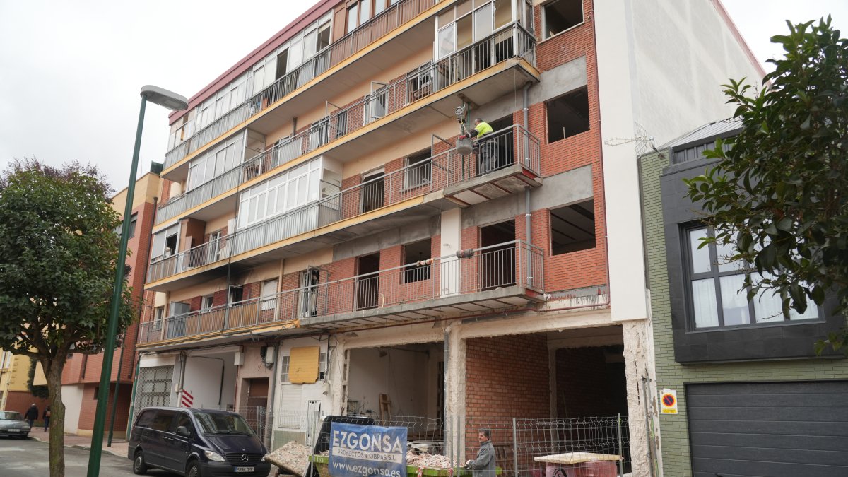 Edificio que sufrió la explosión en la calle Goya de Valladolid