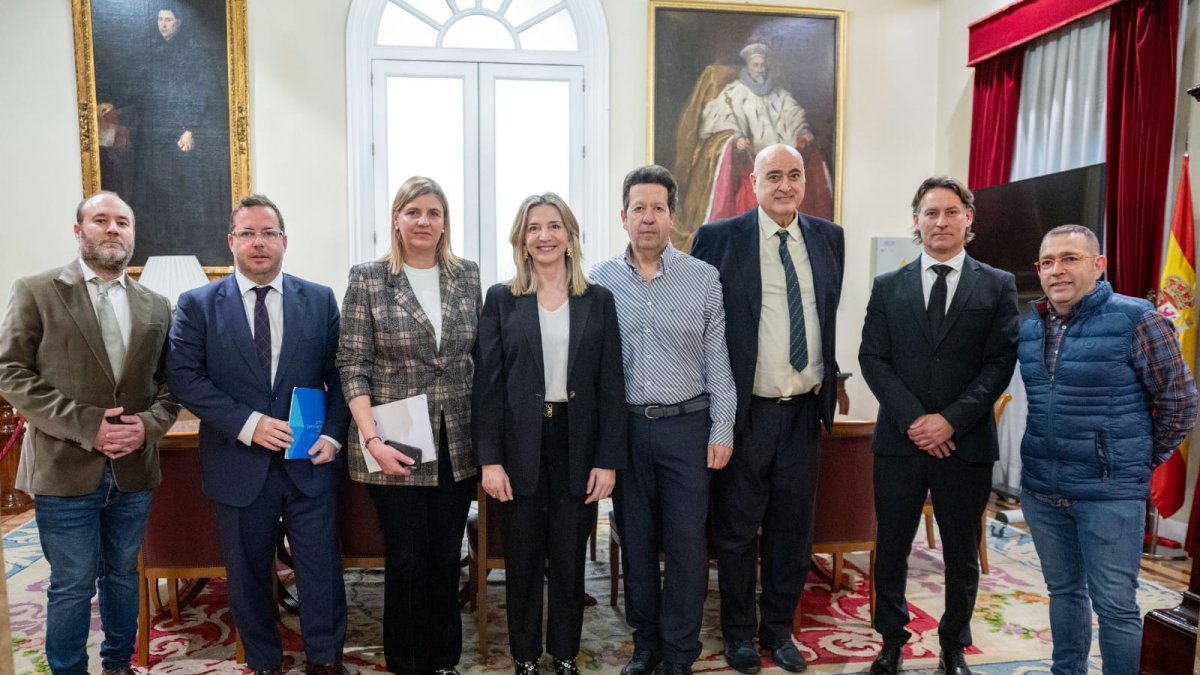 La portavoz del PP en el Senado, Alicia García, en su reunión con representantes de Turismo Rura