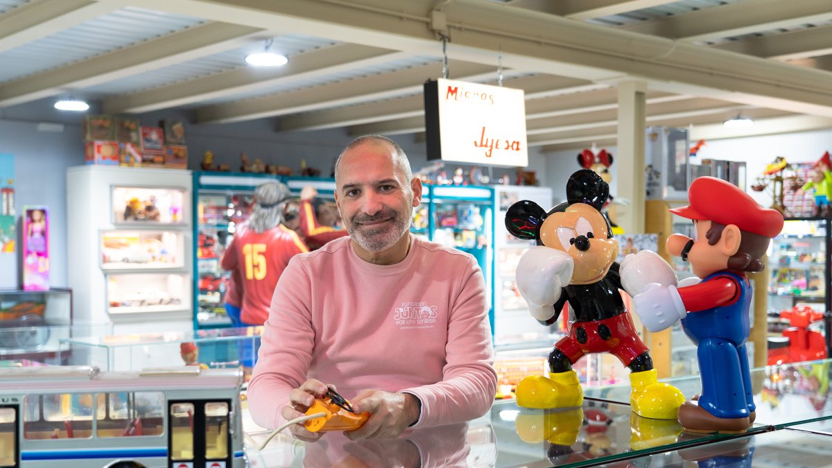 José Manuel Fernández en el interior del Museo de Juguete de Medina del Campo