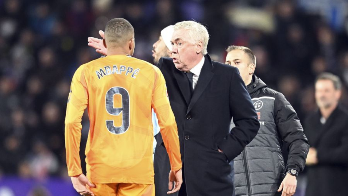 Carlo Ancelotti da instrucciones a Mbappé durante el partido contra el Real Valladolid
