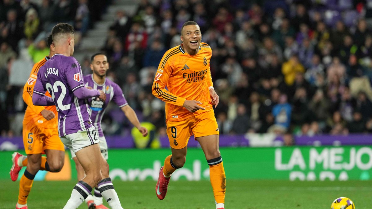 Mbappé celebra uno de sus goles ante Rosa y Anuar.