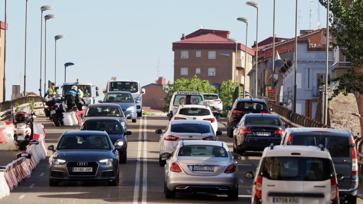 Imagen de archivo de atascos y retenciones en el viaducto de Arco Ladrillo en Valladolid.
