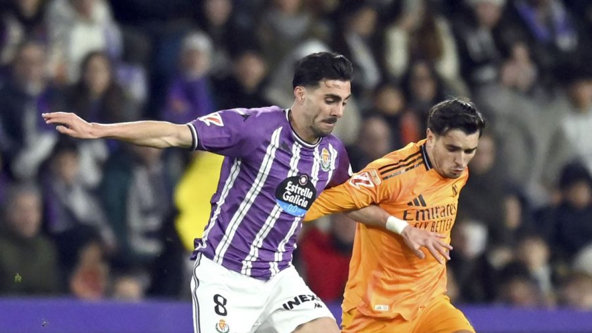 Kike le disputa el balón al madridista Brahim.
