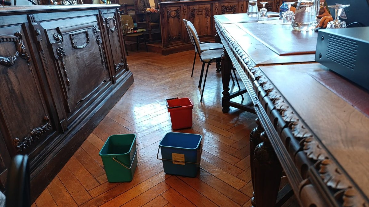 Cubos contra la gotera en el salón de plenos del Ayuntamiento de Valladolid.