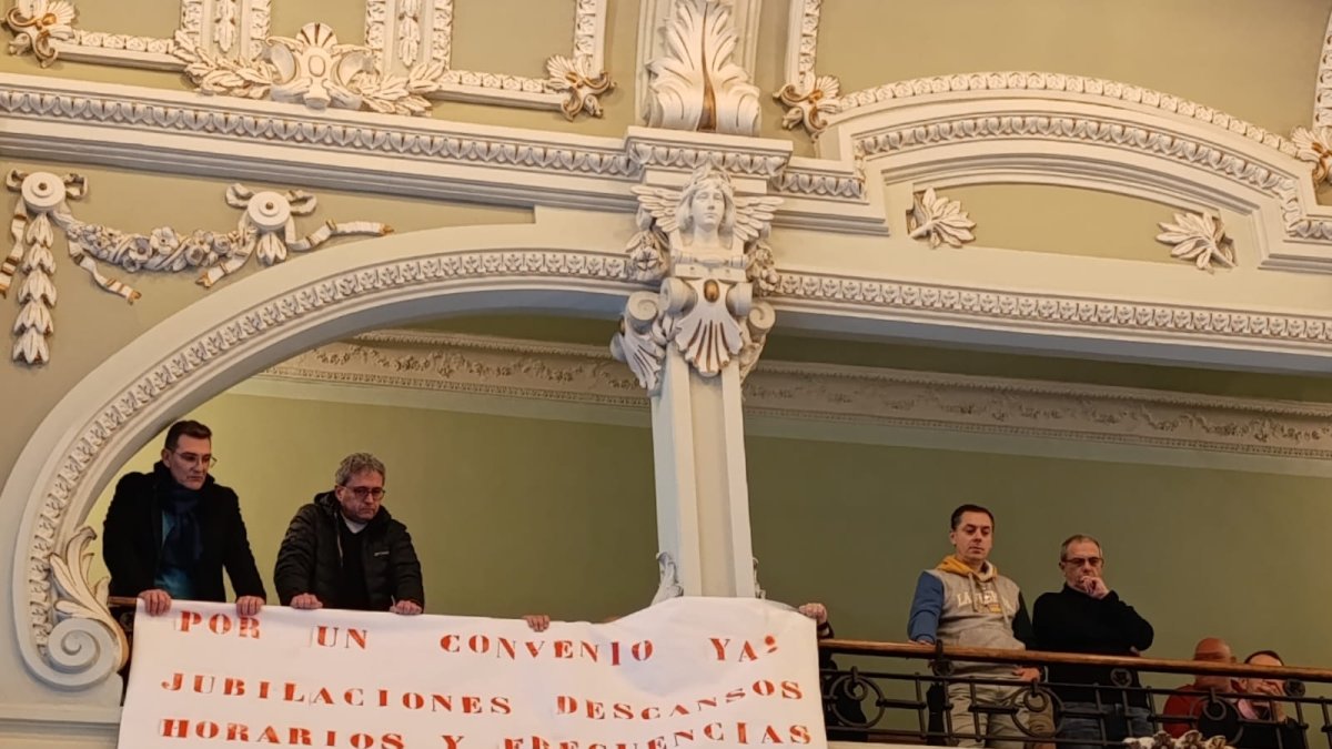 Trabajadores de Auvasa en el pleno del Ayuntamiento de Valladolid