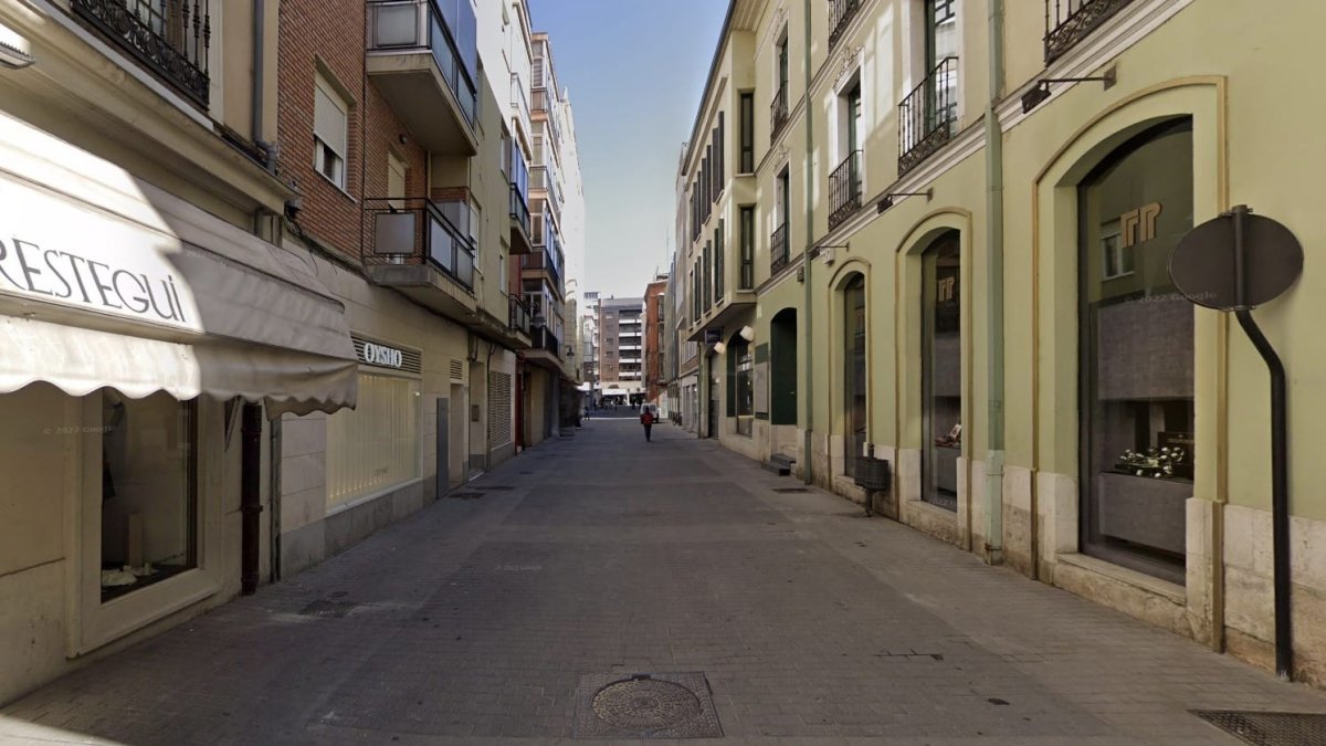 Calle Alcalleres de Valladolid, donde hubo desprendimientos de un tejado en la tarde del domingo.