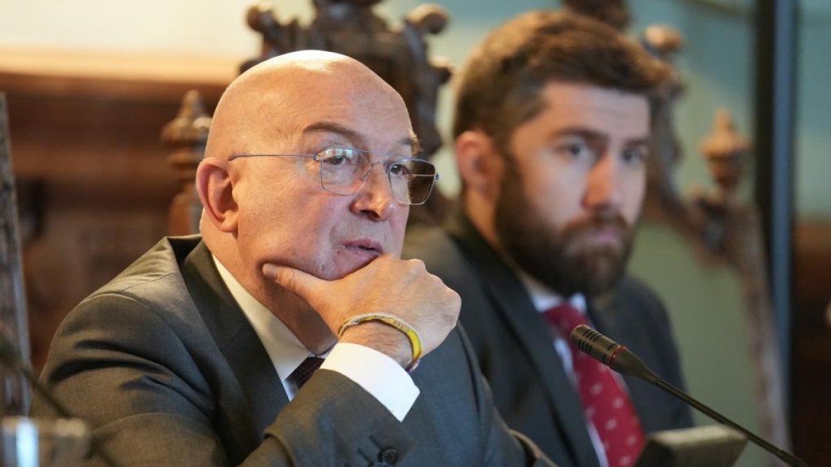 Jesús Julio Carnero y Francisco Blanco en el salón de plenos del Ayuntamiento de Valladolid.