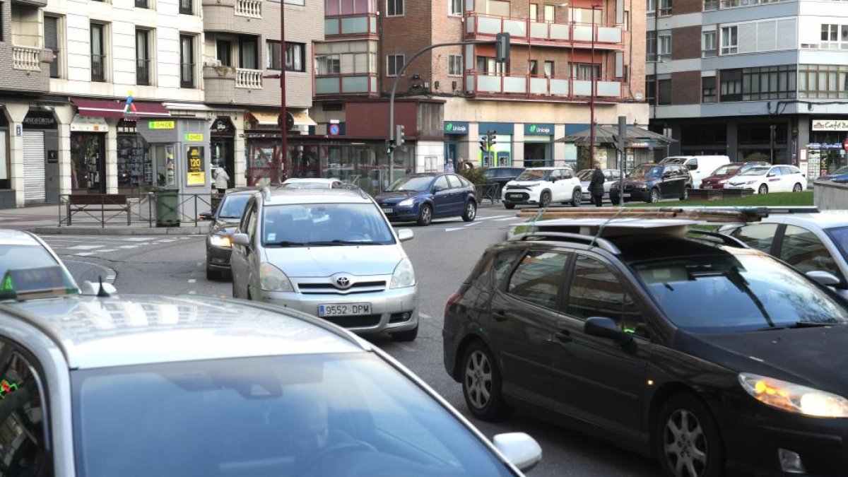 Obras para retirar la gasolinera de la plaza Circular.