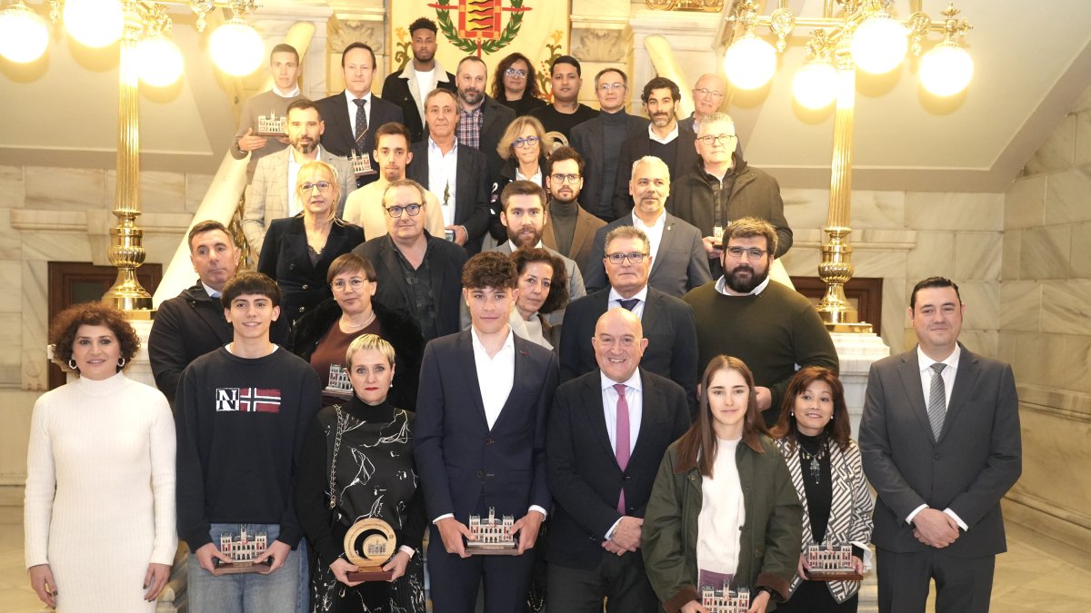 Los premiados y los representantes de los clubes galardonados posan con las autoridades