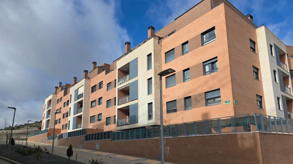 Edificio de la Sareb en Arroyo, con vecinos okupas.