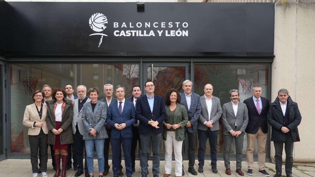 Autoridades y familia del baloncesto junto a la Federación de Baloncesto de Castilla y León con su nueva imagen corporativa.