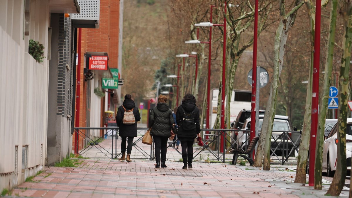 Personas caminando por una calle de Villa de Prado. 