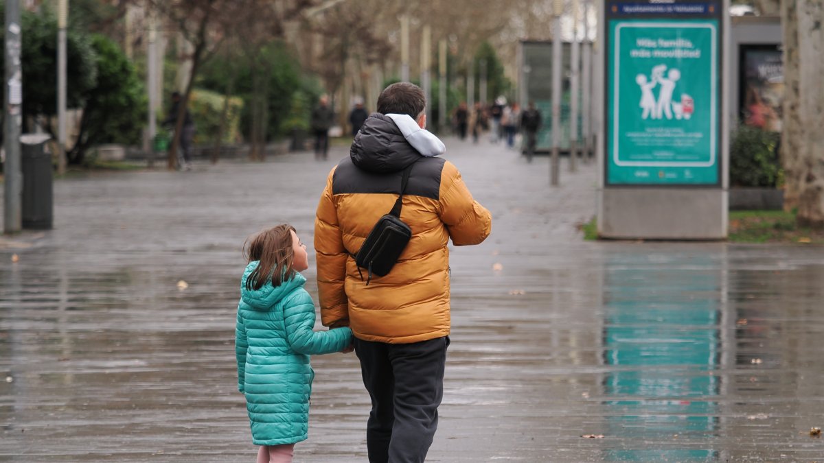 Una niña y un adulto caminan por el Paseo Zorrilla de Valladolid. PHOTOGENIC.