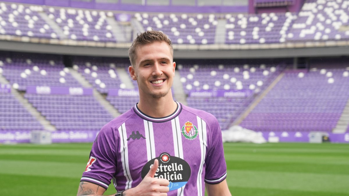 Tamás Nikitscher posa en el Estadio José Zorrilla con la camiseta del Real Valladolid