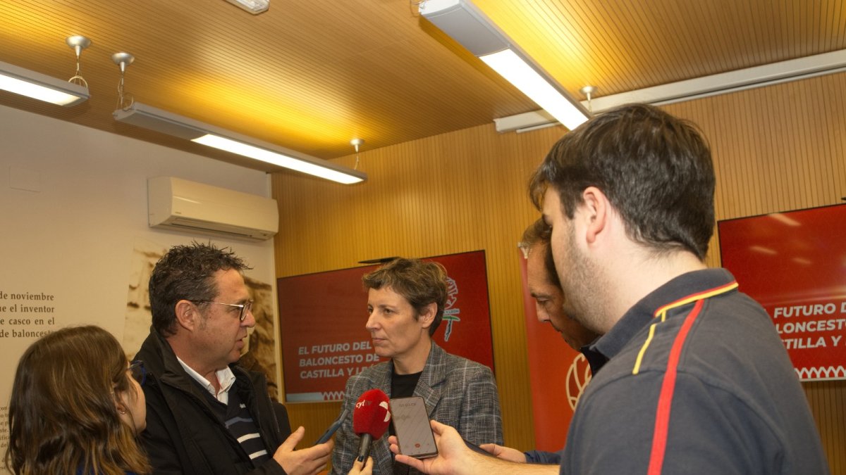 Elisa Aguilar durante su intervención ante los medios de comunicación en Valladolid