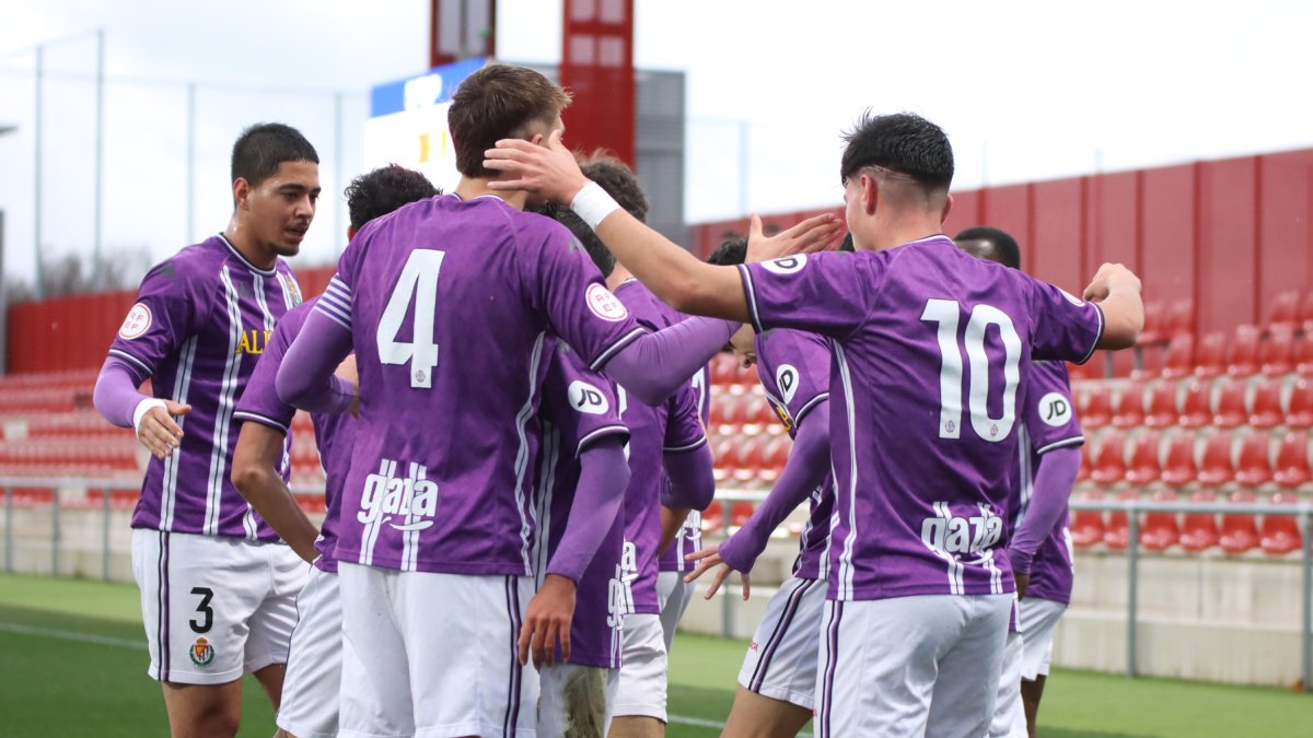 El Juvenil A del Real Valladolid celebra el gol de Murcia ante el Atlético de Madrid