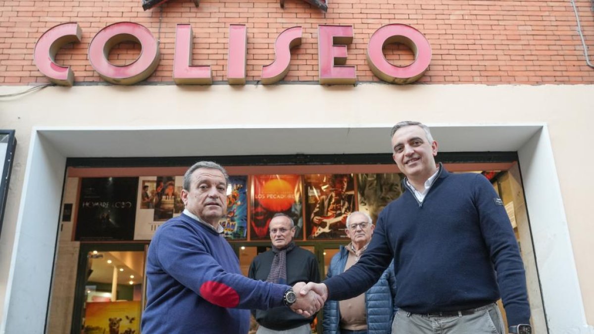 Imagen de los hermanos Lorenzo con Javier Margareto, nuevo gerente de los Multicines Coliseo.