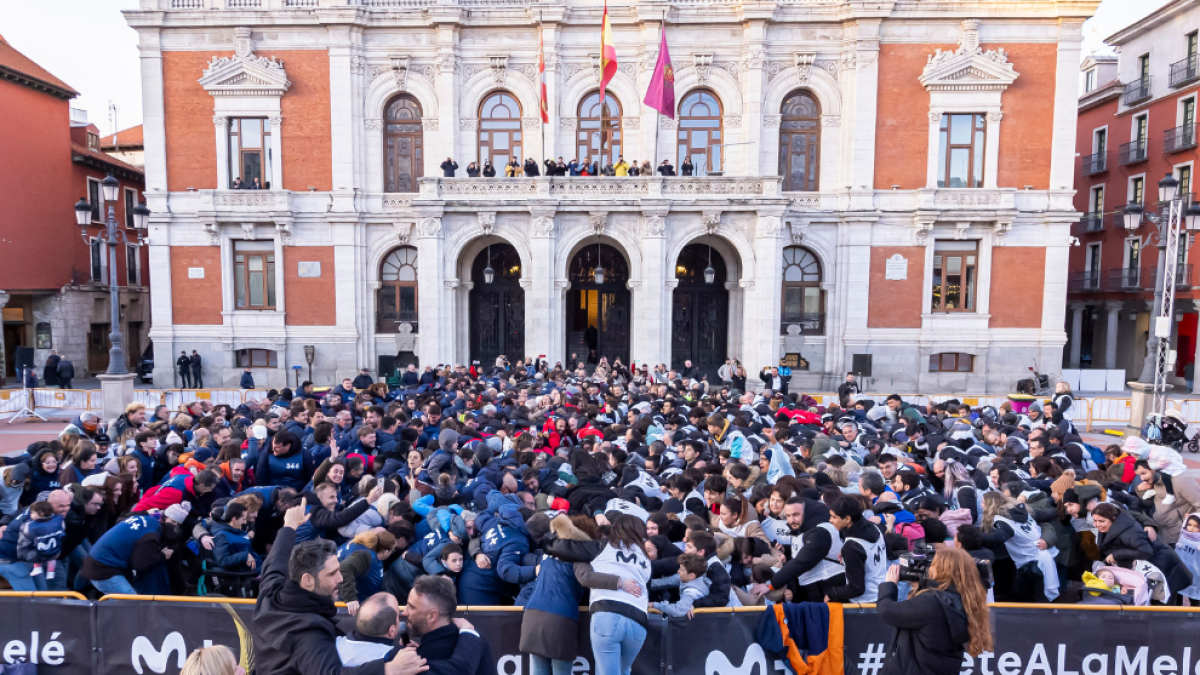 La multitudinaria melé en la Plaza Mayor de Valladolid