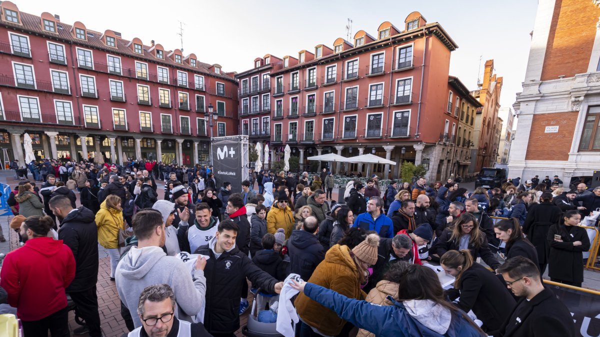 Los participantes hacen cola para recoger su peto y colocarse en el recinto