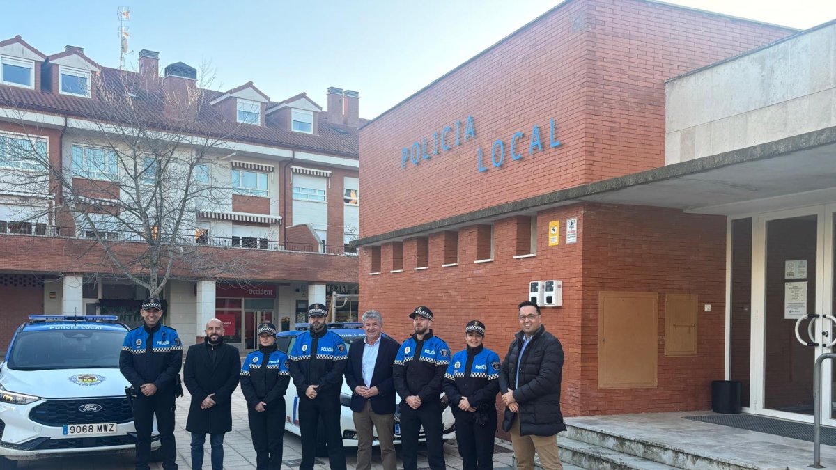 Sarbelio Fernández, Alcalde de Arroyo de la Encomienda, junto con las nuevas incorporaciones.