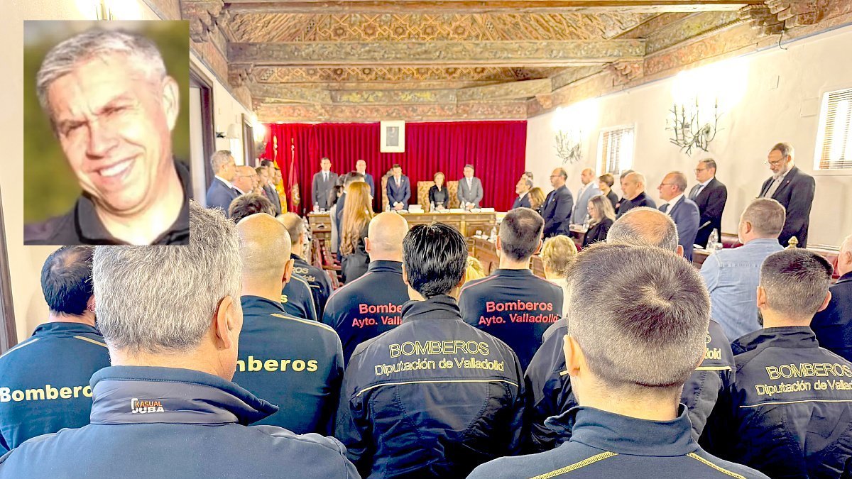 Compañeros del bombero fallecido en acto de servicio acuden como público al Pleno de la Institución Provincial, que le ha otorgado su Distinción Especial. Arriba a la izquierda, Fernando Navarro. ICAL