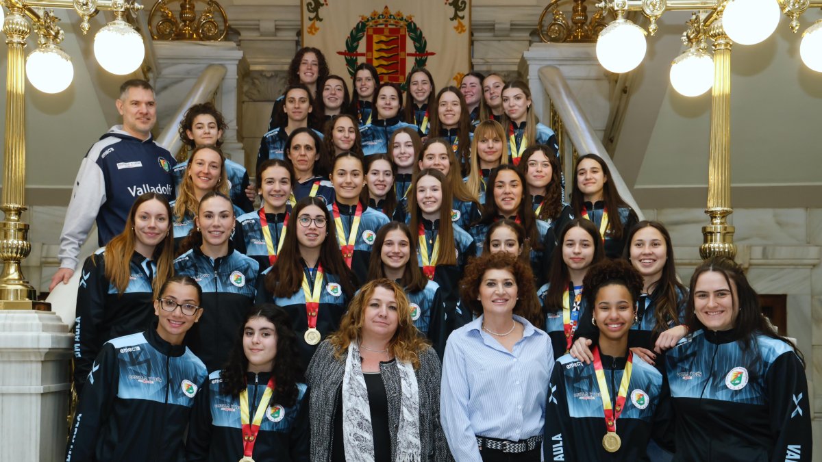 Infantiles, cadetes y el primer equipo del Caja Rural Aula  es recibido por Mayte Martínez en el Ayuntamiento