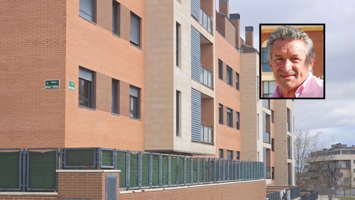 La urbanización de viviendas ‘Arroyovereda’, en la calle Narciso Monturiol, y en la esquina el rostro del alcalde de Arroyo, Sarbelio Fernández