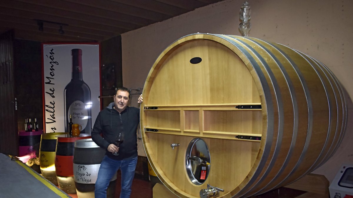 Julián Calvo, en la nave de crianza de la bodega. En la foto de abajo, con su mujer Dori Fernández, bodeguera y vecina en Quintana del Pidio.