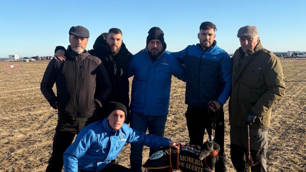La galga salmantina Morería de Suerte con sus propietarios antes de correr la semifinal nacional.