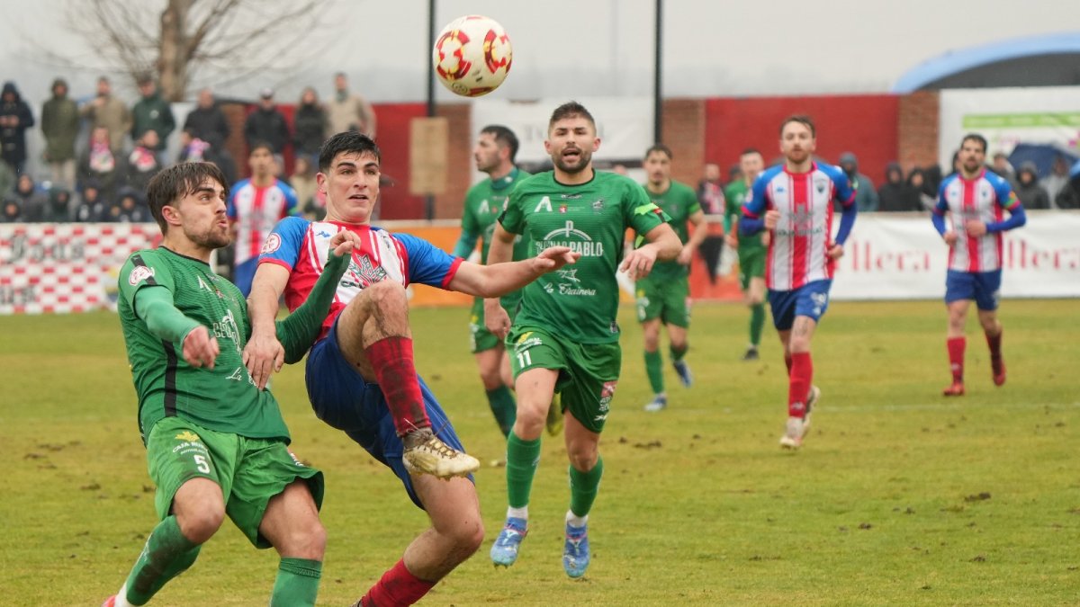 Torres en una pugna con un jugador del Astorga