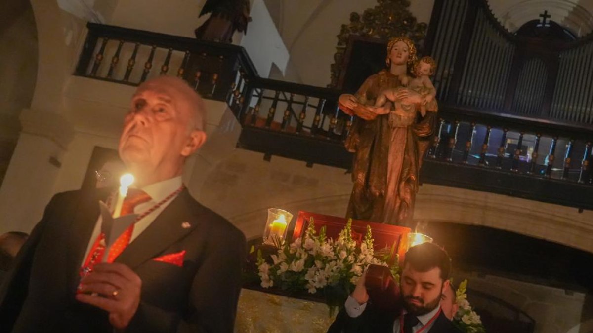 Iglesia de Santiago. Procesión de Las Candelas con la imagen de Nuestra Señora de La Salve.