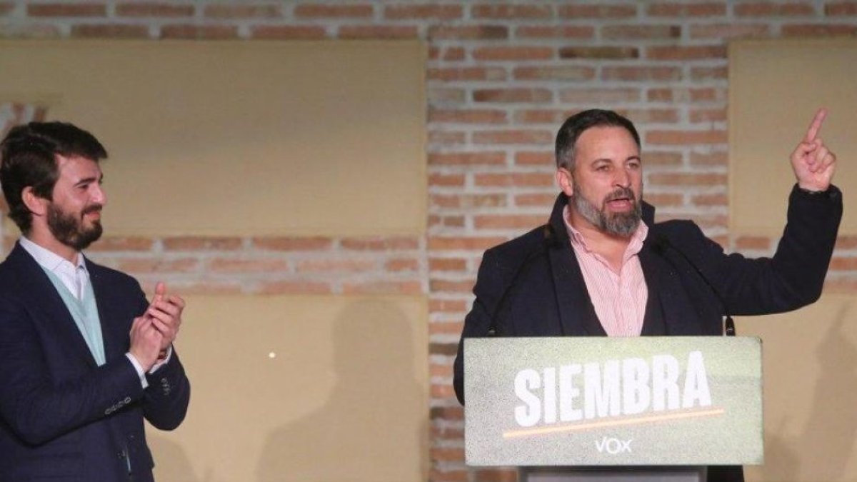 Gallardo y Abascal en la noche electoral el 13 de febrero de 2022 en Valladolid