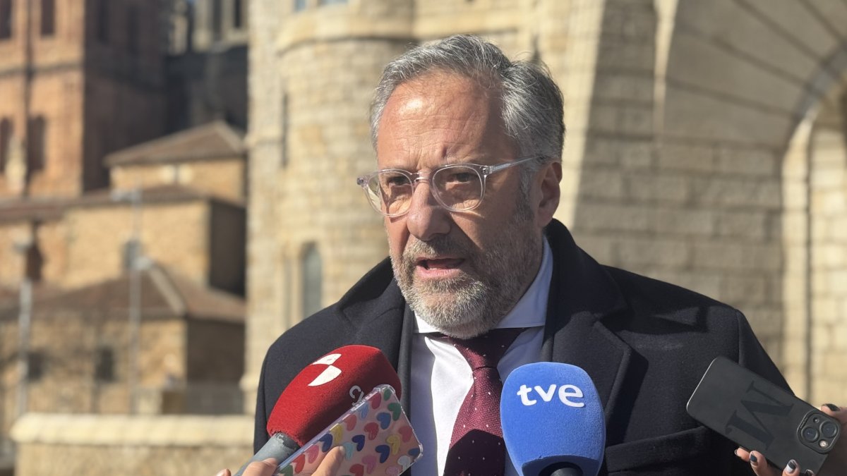El presidente de las Cortes de Castilla y León, Carlos Pollán, atiende a los medios de comunicación durante su visita a Astorga