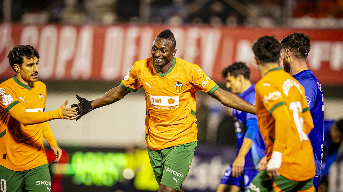 Sadiq celebra su primer gol con el Valencia ante el Ourense en Copa del Rey