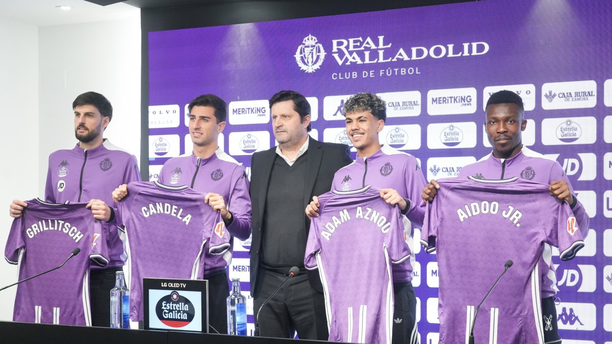 Catoira, en el centro junto a los cuatro fichajes presentados.