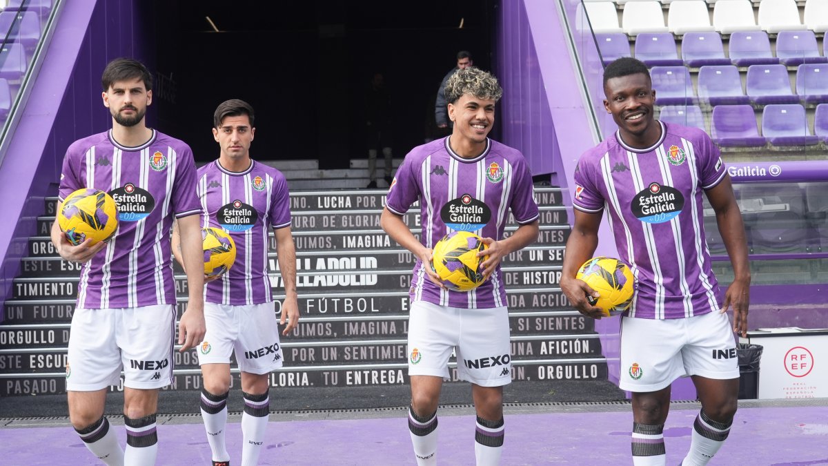 Grillitsch, Candela, Aznou y Aidoo posan en el césped antes de su presentación.