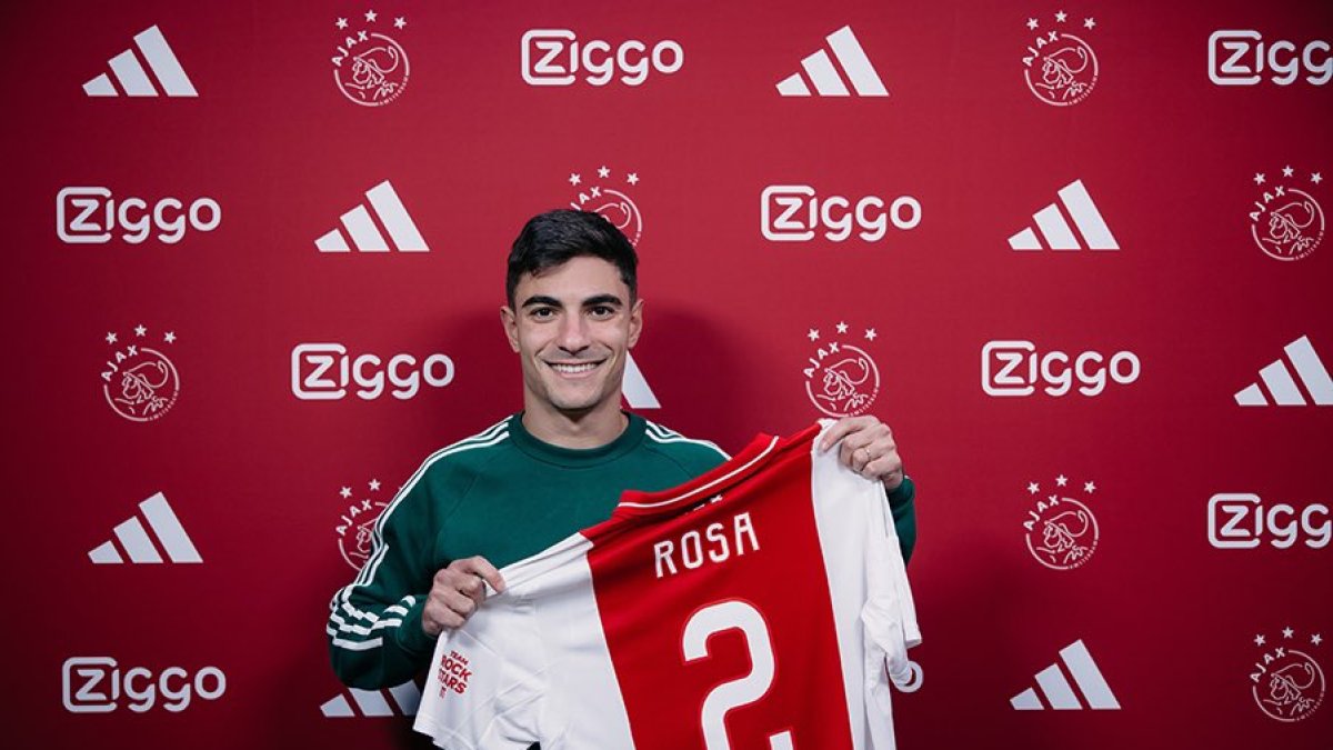 Lucas Rosa, con su camiseta y dorsal en el Ajax.