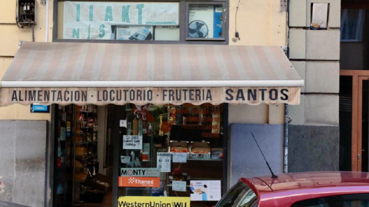 Locutorio de la Calle Nicolás Salmerón, donde la madrugada del 7 de enero ha habido un apuñalamiento.