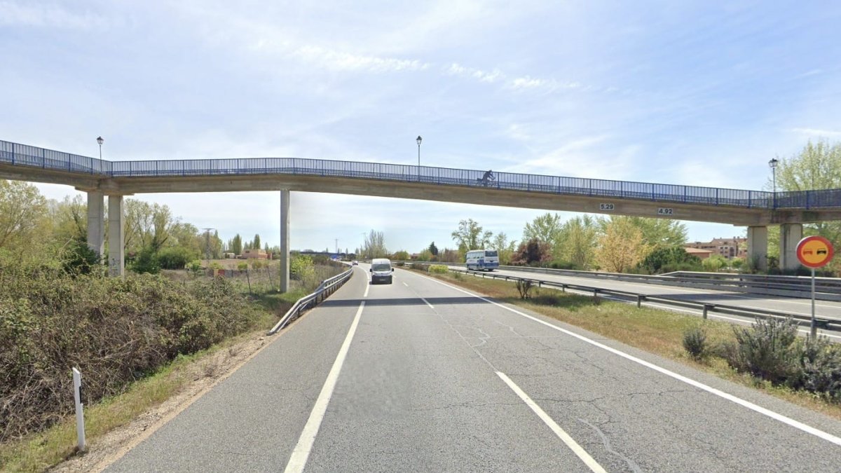 Pasarela de Laguna de Duero donde la Policía Local salvó a la joven.