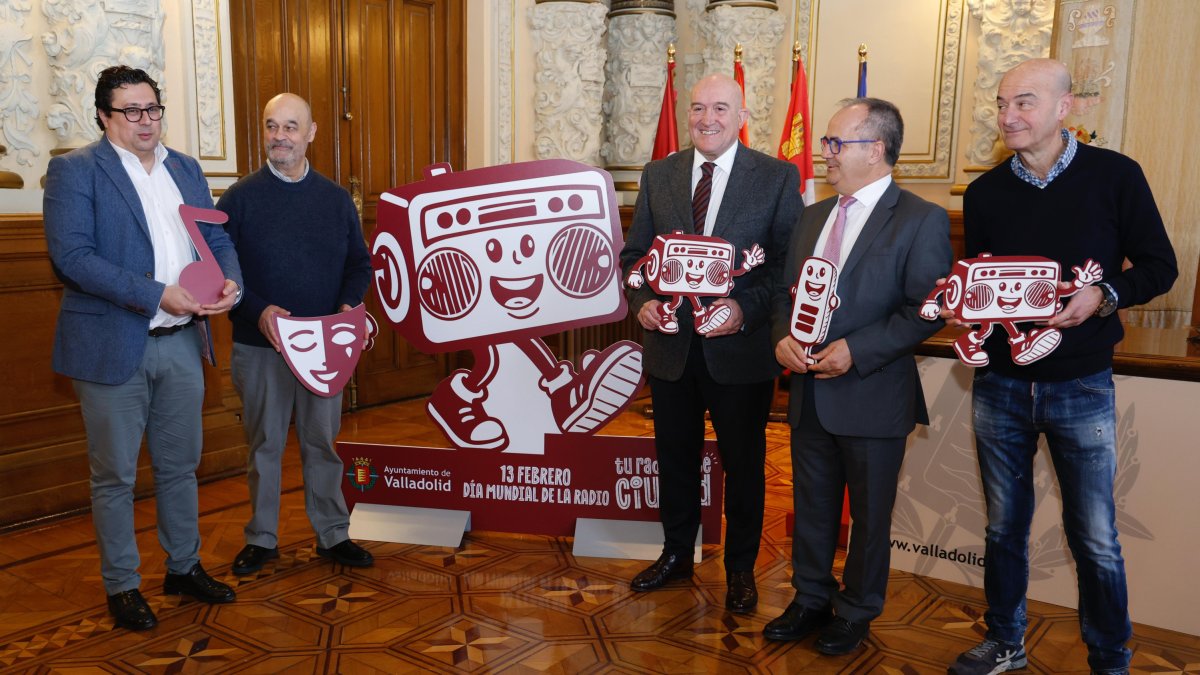 Luis Cañón, Javier Tutor, Jesús Julio Carnero, Florencio Carrera y Carlos Flores durante la presentación del Premio de la Radio ‘Ciudad de Valladolid’.