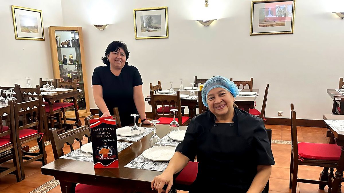 Rossana Ríos, jefa de cocina y cocinera, y Guadalupe Falén, camarera, en el interior del restaurante Chef Fermín de Aranda de Duero.
