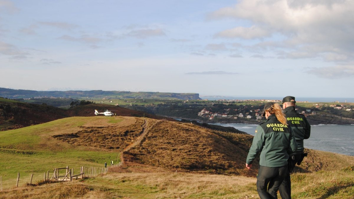 Dos agentes de la Guardia Civil en la zona.