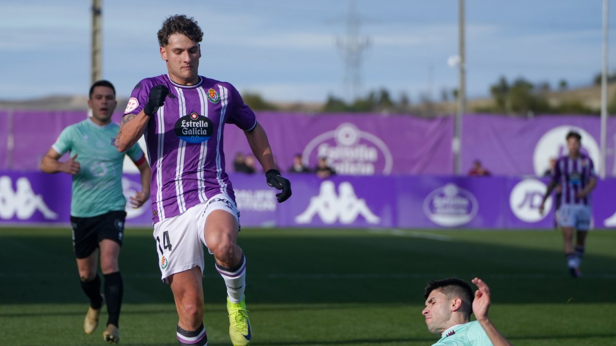Jorge Delgado en una disputa con un rival de la UM Escobedo